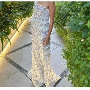 Balklänning - Helt ny långklänning eller balklänning i  nyskick/aldrig använd. I strl 40 men sitter snarare som en 38. Lappen är kvar på klänningen. Pris kan gå att diskutera.