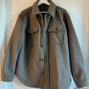 Overshirt Zara - Overshirt jacka från Zara, herravdelningen. Storlek M. Nästan oanvänd, mörk grå/grön färg. Nypris 599