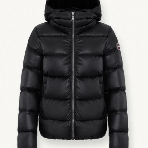 Dunjacka  - Säljer denna dunjacka från Colmar i modellen ’Down Jacket 2216 Women’, med en avtagbar luva! Jackan är i storlek 38 och i väldigt fint skick, inga synliga skador eller liknande! Jag köpte jackan för 4500 men säljer den för 2500 +frakt!💙💙