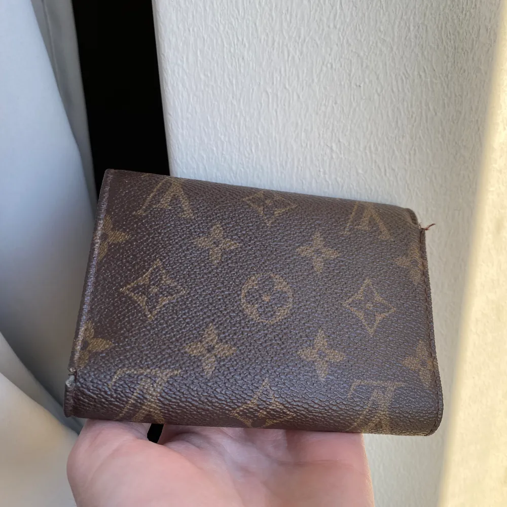 En jätte fin plånbok ifrån Louis Vuitton, är dock osäker på om den är 100% äkta då den är köpt vintage. Lite slitage på kanten men inget som stör andvändningen🤎. Övrigt.