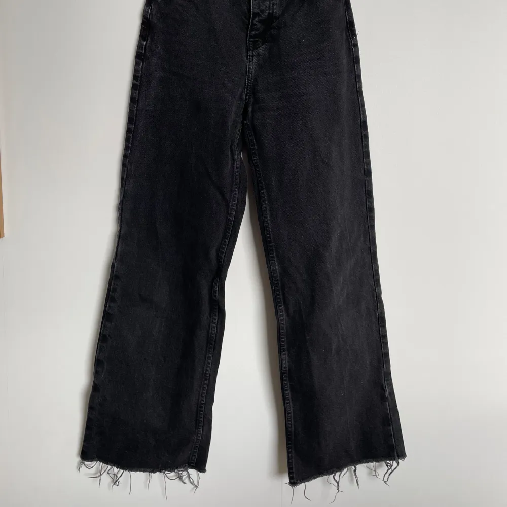 Vida svarta jeans från bikbok. Använda, men i bra skick. Storlek 24 i midjan och medellånga i benen. DM för fler bilder.. Jeans & Byxor.