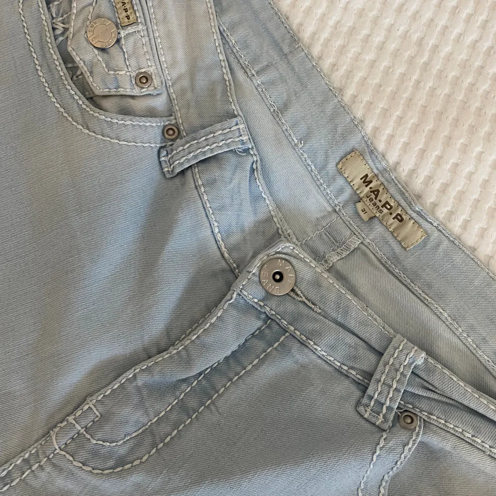 Säljer mina otroligt fina vintage jeans. De är ljusblåa med vita sömmar, perfekt inför våren🌸🌷🌸 Säljer så de inte passar mig💕 Hör av er vid frågor💗. Jeans & Byxor.