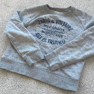 Jätte snygg Zadig tröja ❤️ Den är i st  10 år-138❤️ Säljer den för att den är för liten. Ny pris 950 och säljer för 350❤️