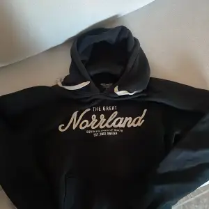 Säljer en norrlands hoodie, då den inte används. Storlek s.