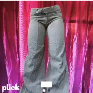 Lågmidjade byxor - Snygga byxor som jag köpt här på plick, säljer pga för stora. I nytt skick, materialet är lite som mjukare jeanstyg, väldigt skönt o 100% bomull Bra längd på mig som är ca 166. Lånade bilder.