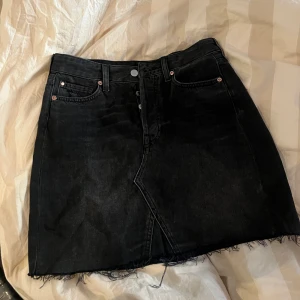 Svart jeanskjol💕 - Säljer denna svarta jeanskjolen från hm som är prefekt till sommaren. 