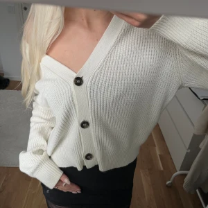 Kofta - Jättesöt vit kofta som inte används❤️den är inte mycket använd så i bra skick