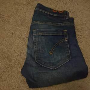 Tjenare! Säljer nu dessa magnifika jeans ifrpn märket Dondup. Modell-george skinny fit och strl-28.Fint skick och pris kan diskuteras vid snabb affär. Mvh