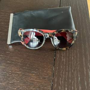 Säljer dessa snygga Fendi solglasögon använda fåtal gånger, köpta för ca 2200kr