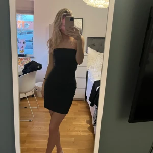 klänning bikbok  - Klänning från bikbok. Aldrig använd. Storlek Xs. Man kan både ha band och ha utan band (man kan ta av banden).