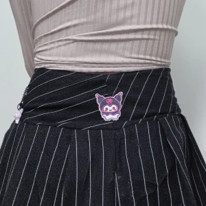 Svart Kuromi kjol  - 38.5 cm (15 inches) minikjol som bara använts en gång, är precis som ny och har inga tecken på slitage. Storleken är i Small (EU:36/US:8). 