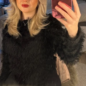 Tröja - Jättefin tröja med ”fransar/päls”. Inte kommit till användning. Stl S 💖