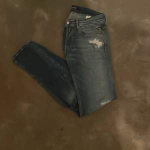 Ett par stilrena och soft replay jeans med sköna slitningar. Skicket är så bra det kan bli alltså oanvända Nypris: 1800kr Vårtpris: 459kr Pris kan diskuteras vid snabb affär! Några funderingar så är det bara att höra av sig!