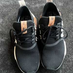 Adidas NMD skor - Säljer dessa feta och snygga nmd’s då dem inte används längre och utväxta. Skick: 9/10/10 inga defekter.  Priset är ej hugget i sten. Hör av vid frågor eller fler bilder.