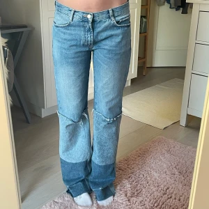 Lågmidjade jeans - Lågmidjade jeans med snygga detaljer på benen. Långa för mig som är 174 cm. Midjemåttet är 41 cm, innerbenslängden är 82 cm. Små i storleken (stl L, lite stora på mig som brukar ha S) 🤍Pris går att diskutera🫶🏼, liten öppning vid knät på höger ben💗💗 