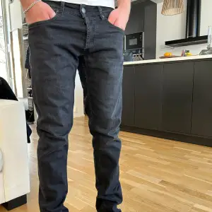 Replay jeans grover i storlek 30 32, använda max 3 gånger superfint skick. Köpta för 1200 