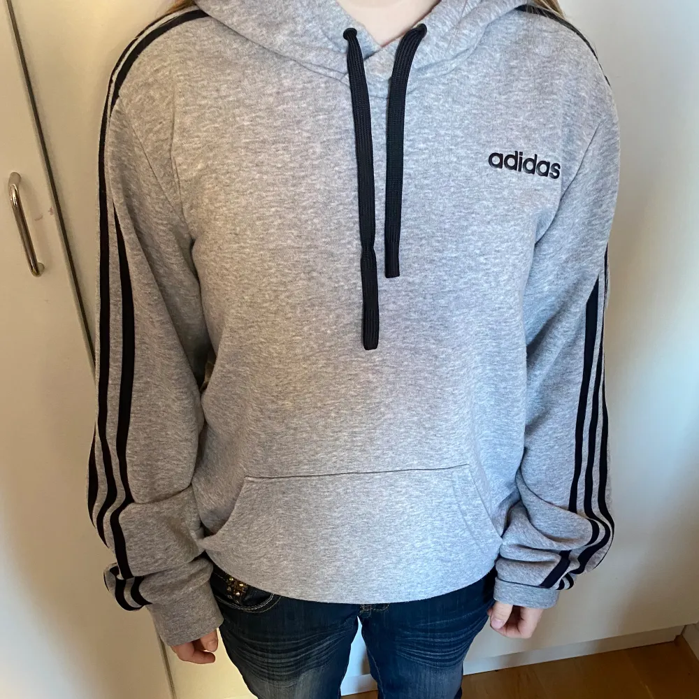 Super fin grå adidas hoodie. Säljer för jag aldrig använder💘. Hoodies.