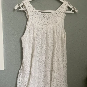 Studentklänning  - Så fin studentklänning med så söta fina detaljer på den!