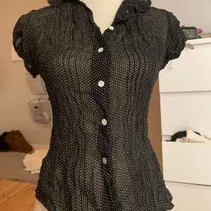 Blus med små prickar  - Supersöt org. 90s plagg 