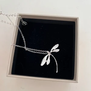 Trollsländhalsband  - Supersnyggt halsband, köpt från uf företag💗 nypris 110kr