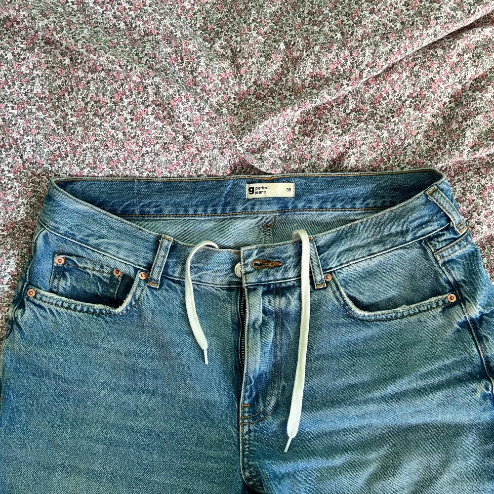 Jag säljer ett par lågmidjade petite jeans från Gina Tricot. OBS! Jag har sytt in snörning vid midjan.  Pris kan diskuteras 💗 . Jeans & Byxor.