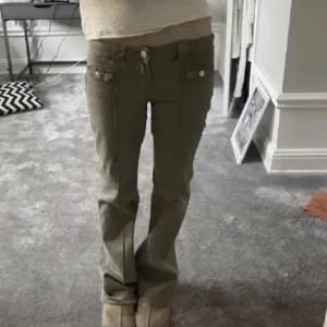 Gröna Hm Jeans  - Intressekoll på dessa superpopulära gröna jeans 😇 Dem är upplagda i benen, skulle säga att dem passar någon som är 165-173! Kom med egna prisförslag!💕