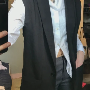 Svart kavaj  - En oversized kavaj som man kan gå med eller  utan skjorta, har två fickor!! Inga fel på den, passade bara inte i den. 90kr + frakt 