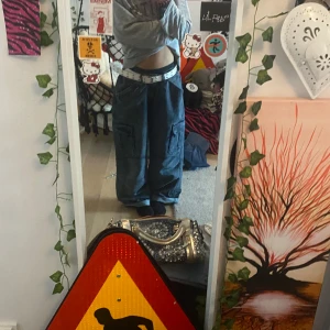 As baggy jeans - Jättecoola baggy jeans passar till allt  insydd i midjan men runt 47 i midjan 