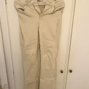 Begie botcut jeans - Jeans i bra skick, säljs pågrund av de inte kommer åt användning💕