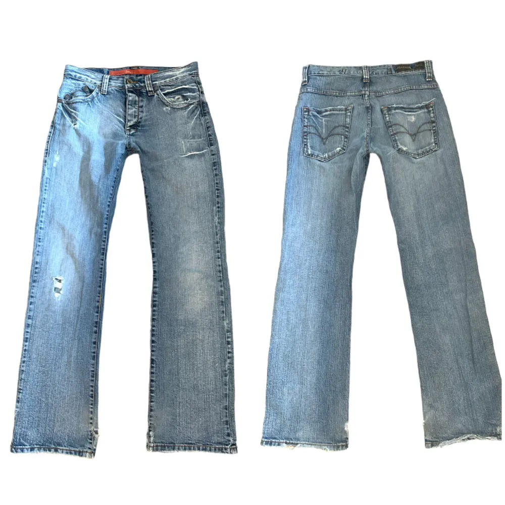 super söta jeans från Gabba, midwaist, bootcut/straight leg, lite slitage men det är ju vintage jeans så inget märkvärdigt alls 🤷🏼‍♀️ liite långa för mig som är 163cm men går ändå. 39cm tvärsöver midjan, ca 79cm innerben, hela byxan är 104cm!💕. Jeans & Byxor.
