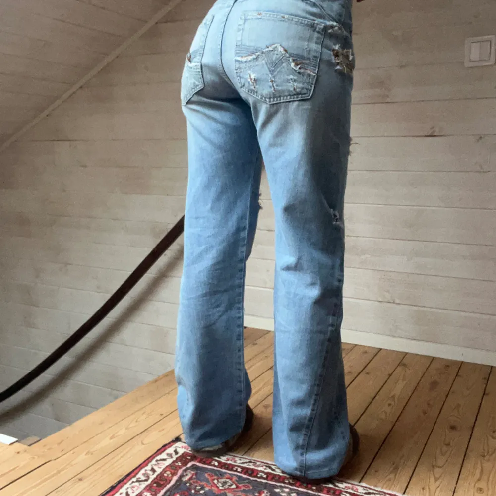 Jeans ifrån diesel med slitningar och hål💙 Midjemått: 39cm Innerbenslängd: 80cm Hela byxans längd: 102cm. Jeans & Byxor.