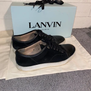 Lanvins Cap Toe Svart - Säljer nu dessa skitsnygga lanvins i 8/10 skick. Byten är också intressanta. Nypris 4300. Har orderbekräftelse, 2 dustbags, box och snören. Priset är flexibelt, tveka inte att höra av dig!