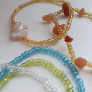 Armband  - Söta pärlemor armband i massa färger! Finns möjlighet till custom orders (skriv en dm så visar jag alla färger, kristaller samt annat jag har att välja bland ☺️). Armband simpel 15kr Armband med kristaller eller berlock 30kr Frakten = 18 kr  