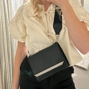 Svart väska  - Svart väska i en mindre modell!🖤