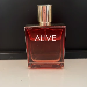 Hugo boss Alive parfym - Köpt för 1400kr på lyko, säljs pga inte riktigt en doft jag använder, lite mindre än en tredjedel använd 🤍Om ni vill läsa mer kring doften så kolla in Hugo boss Alive på lykos hemsida 🤍