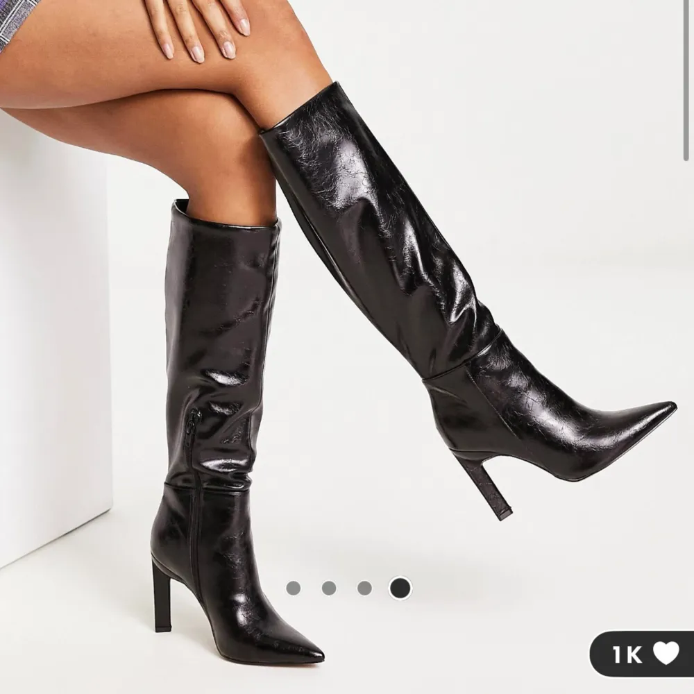helt nya boots som bara användts en gång, köpta från asos för 689 kr De är bekväma och ser så lyxiga ut, en komplimangmagnet . Skor.