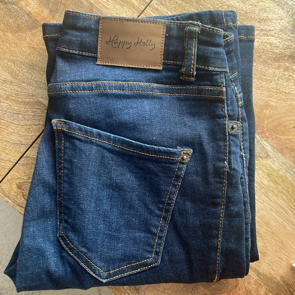 Lågmidjade bootcutjeans i en mörkblå tvätt med långa ben. Väldigt stretchiga och bekväma. Storlek 36 men det är snarare en 34. . Jeans & Byxor.