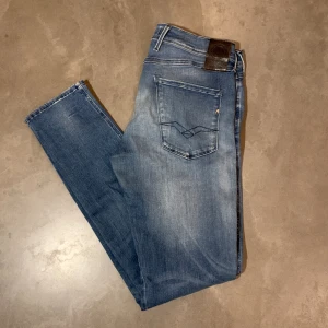 Feta Replay Anbass - Säljer nu ett par riktigt goa Replay Anbass | Stl W34 L34 | Skick 9/10 | Nypris 1599kr - Mitt pris 399kr | Är 182 cm lång | Hör av dig om det är någonting du undrar!