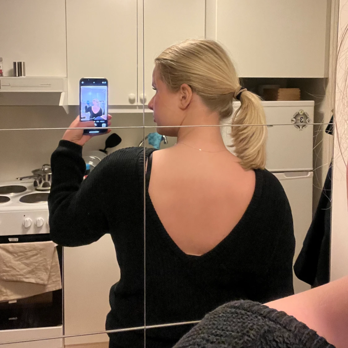 Svart tröja med öppen rygg