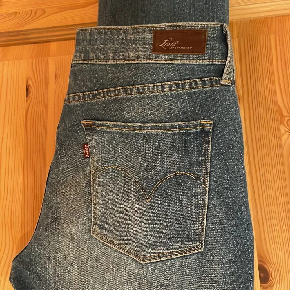 Skitsnygga lågmidjade jeans från Levis. Straight leg med unika fickor! Sjukt trendiga!. Jeans & Byxor.