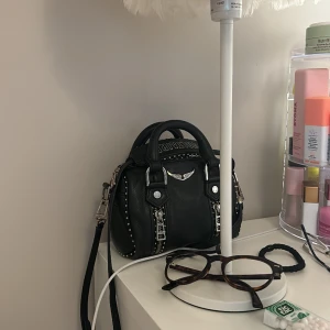 Zadig väska Sunny nano - Säljer min ursnygga zadig et Voltaire väska i sunny nano, xs (minsta)🩷 Ni får gärna skriva om ni har frågor eller så. Även öppen för byten 🫶🏻  