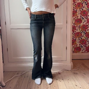 Jeans!  - Så snygga jeans! Dom har en lagad slitning i bak vilket man kan se på bilden men inget man tänker på❤️ MIDJEMÅTT:72cm INNERBENSLÄNGDEN:80cm
