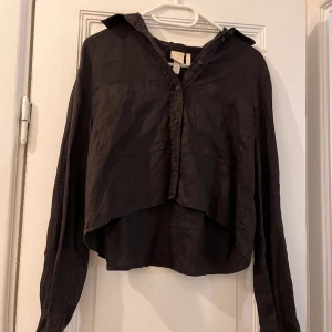 Linneskjorta från H&M - Använd ett fåtal gånger. Passar fint till sommaren, vardags eller till kontoret. Färgen är inte svart.
