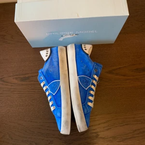 Philippe model skor - Sprillans nya Philippe model skor som inte ens är testade. Originalbox ingår men är skadad på ett ställe. Skick 10/10. Storlek 39 sitter normalt. Sjukt snygg blå färg. SKORNA SER MYCKET BÄTTRE UT I VERKLIGHETEN ÄN PÅ BILD.