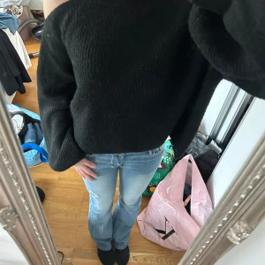 Stickad tröja  - Super snygg stickad tröja från Gina Tricot🖤 Storlek XL men liten i storleken. Jag har vanligtvis S och den passar på mig (se bild)