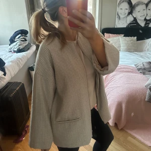 Trekvart jacka  - Jacka från Lindex, nästan aldrig använd, från Lindex i stolek xs/s men passar även S/M