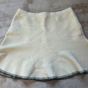 Stickad kjol från arket  - Super fint skick. Kräm vit i färgen 