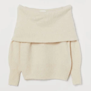 Stickad Off shoulder tröja 💘 - Säljer denna jätte fina off shoulder tröja då den aldrig kom till användning. Bara använd 2 gånger så helt ny skick! 💘 Storlek M men passar också som S 💋