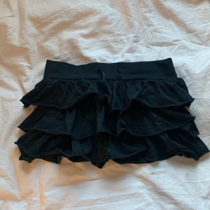 Svart kjol - Så söt svart kjol från gina💘 köpt secondhand
