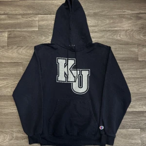 Champion Kentucky Hoodie - Snygg college Hoodie i storlek S ifrån champion! Bara att skriva om du undrar över något🙏